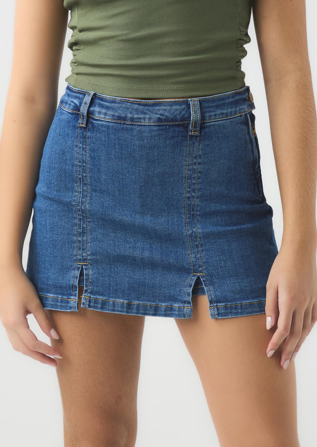 Falda tiro alto medio con aberturas para jóvenes