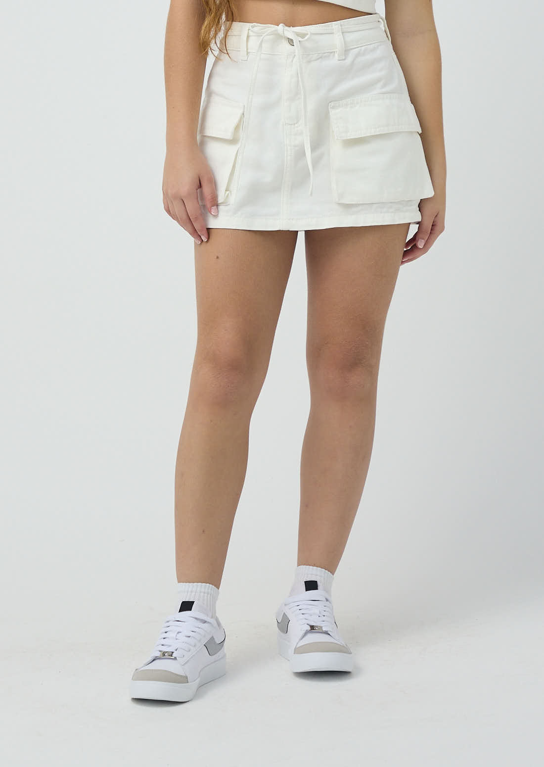 Falda marfil con bolsillos en costados para jóvenes