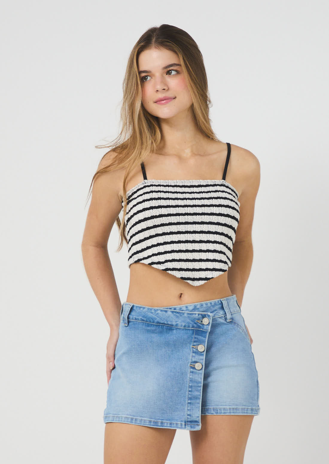 Falda short tono claro con botones para jóvenes