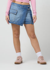 Falda short tono medio con cinturón decorativo para jóvenes