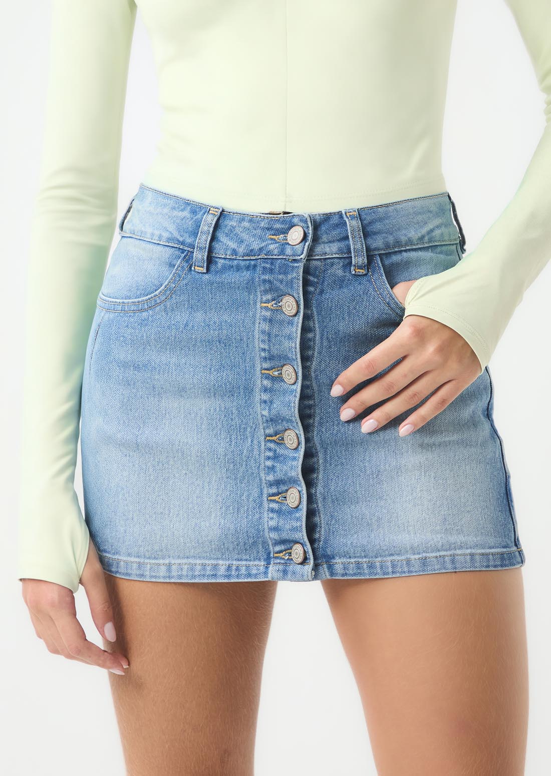 Falda short tono medio con botones en el frente para jóvenes
