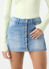 Falda short tono medio con botones en el frente para jóvenes