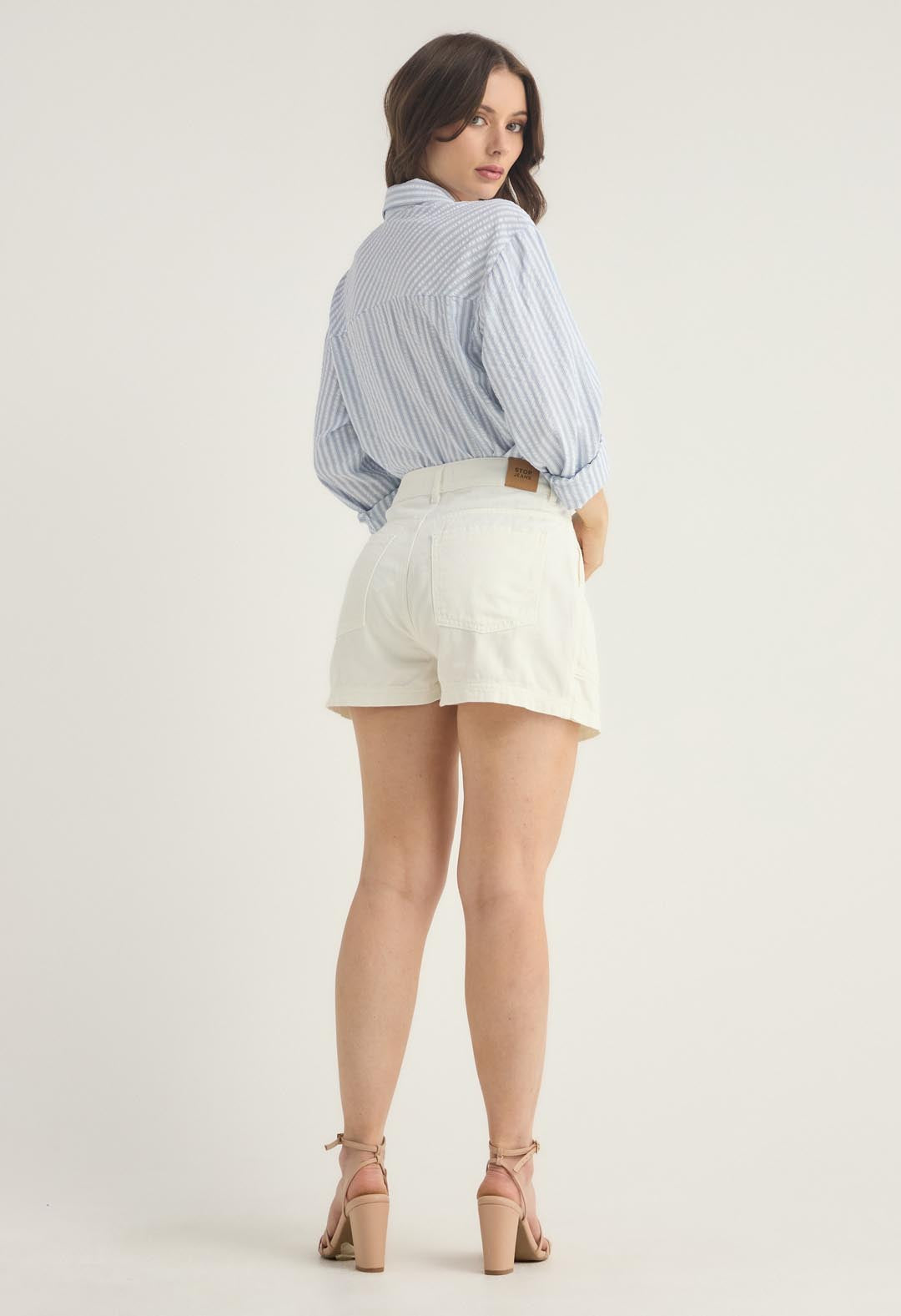 Falda short marfil con tapa en frente para mujer