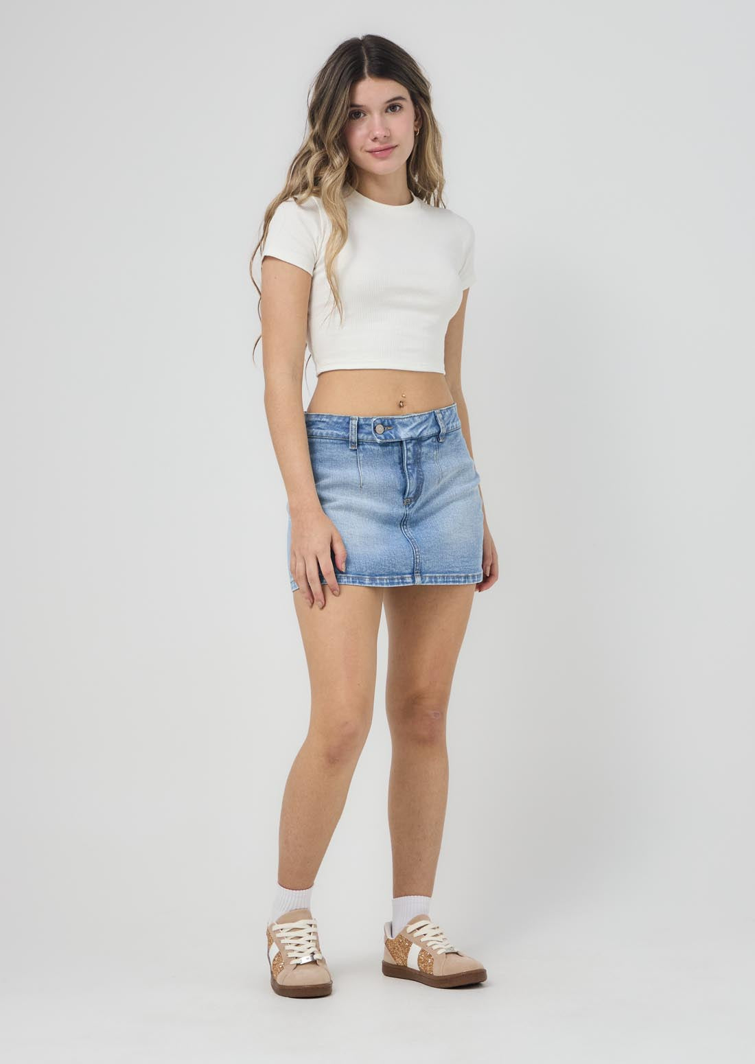 Falda short lavado y tiro medio para jóvenes