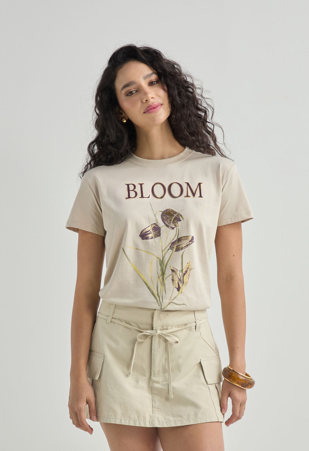 Falda short marfil con bolsillos en costados para mujer