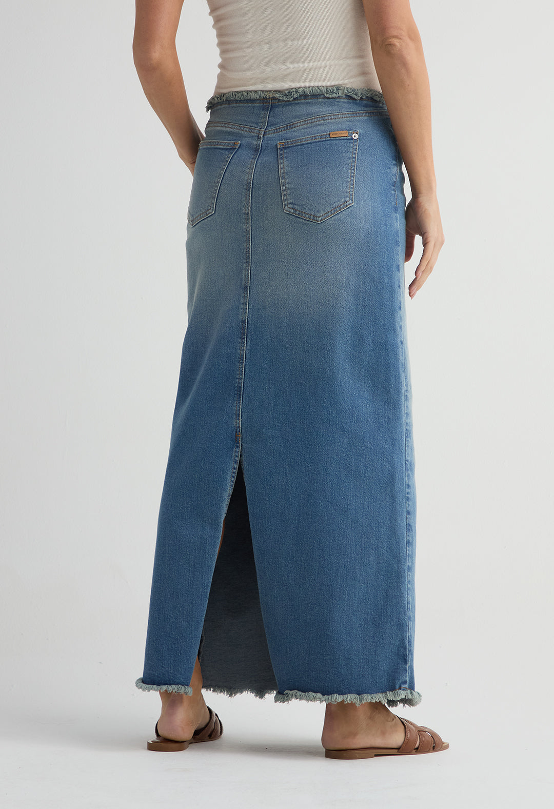 Falda larga tono claro con abertura para mujer