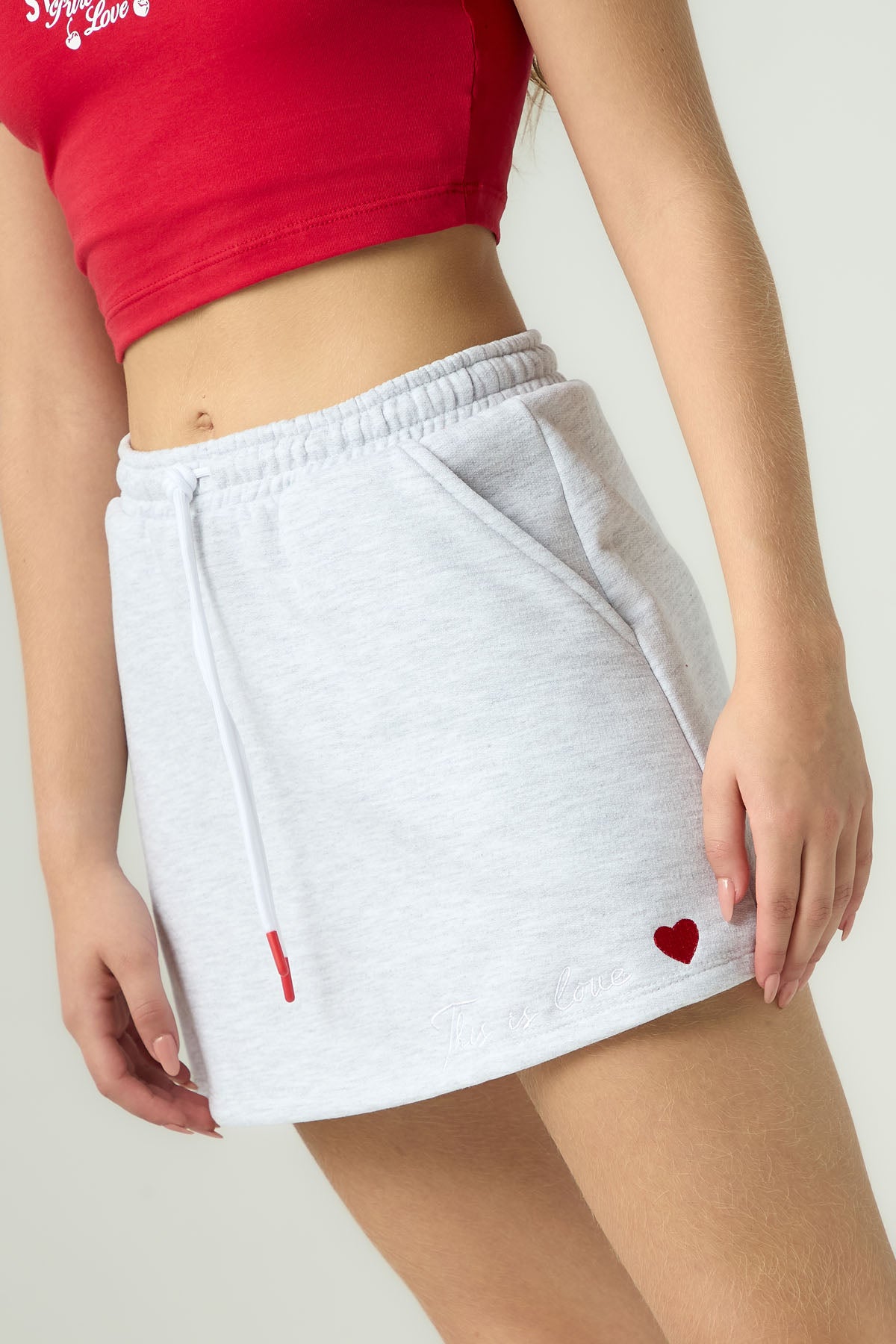 Falda corta gris claro con cordón en pretina para jóvenes