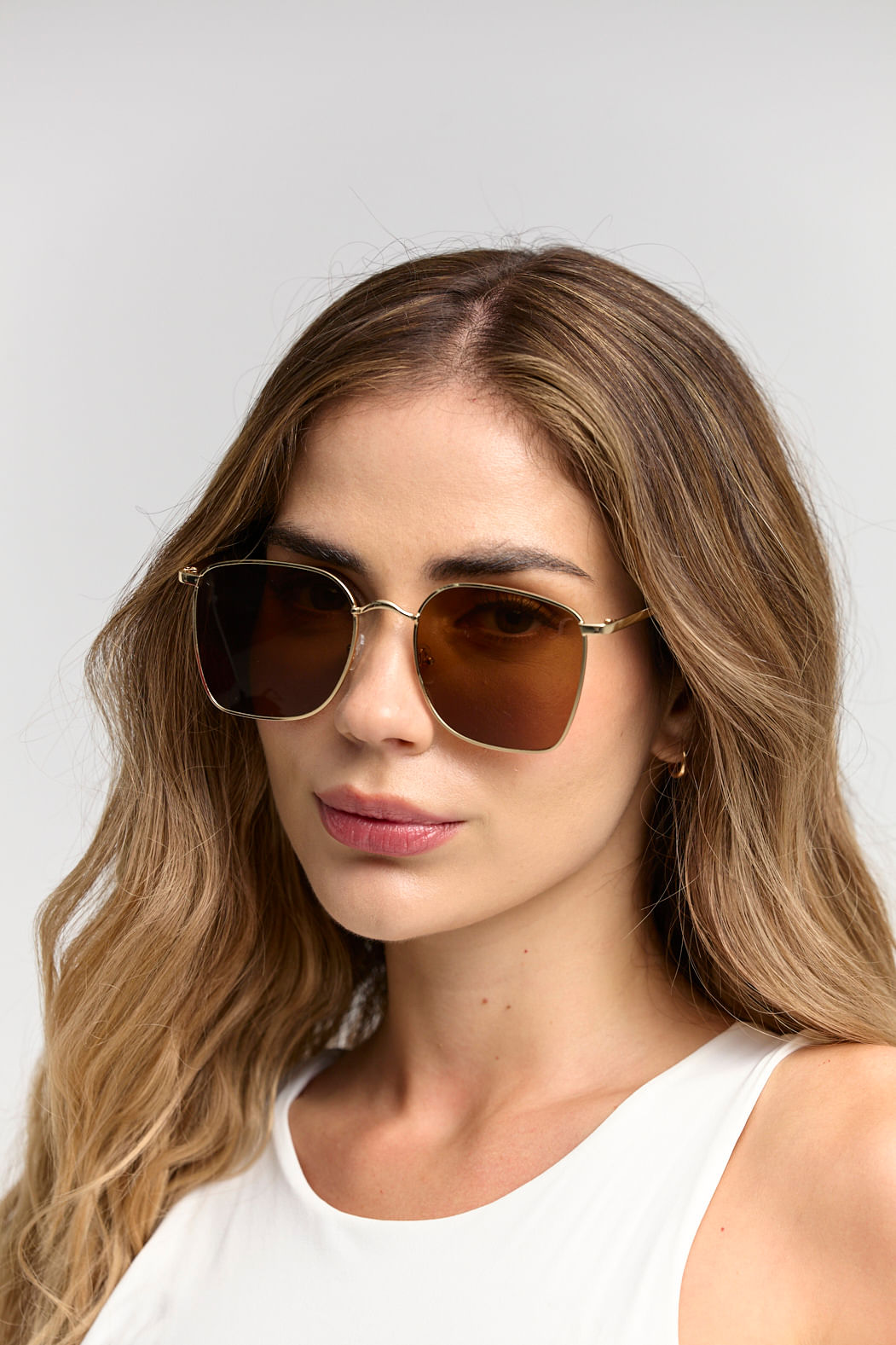 Gafas de sol doradas con marco metálico