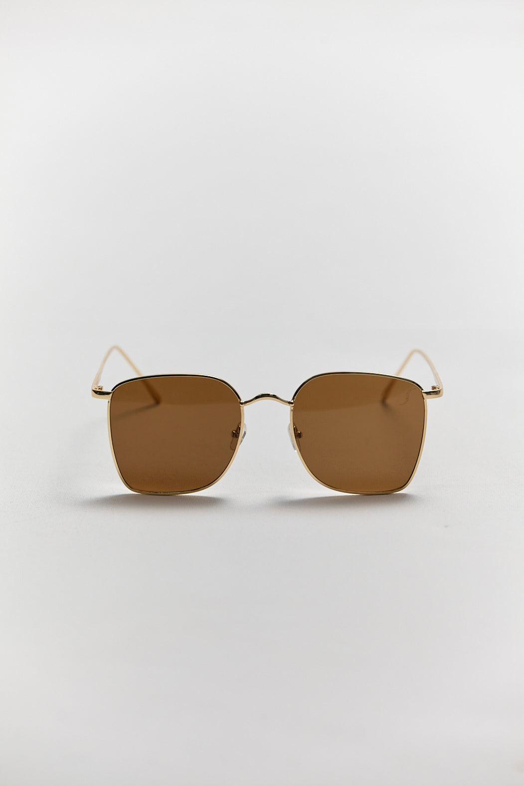 Gafas de sol doradas con marco metálico