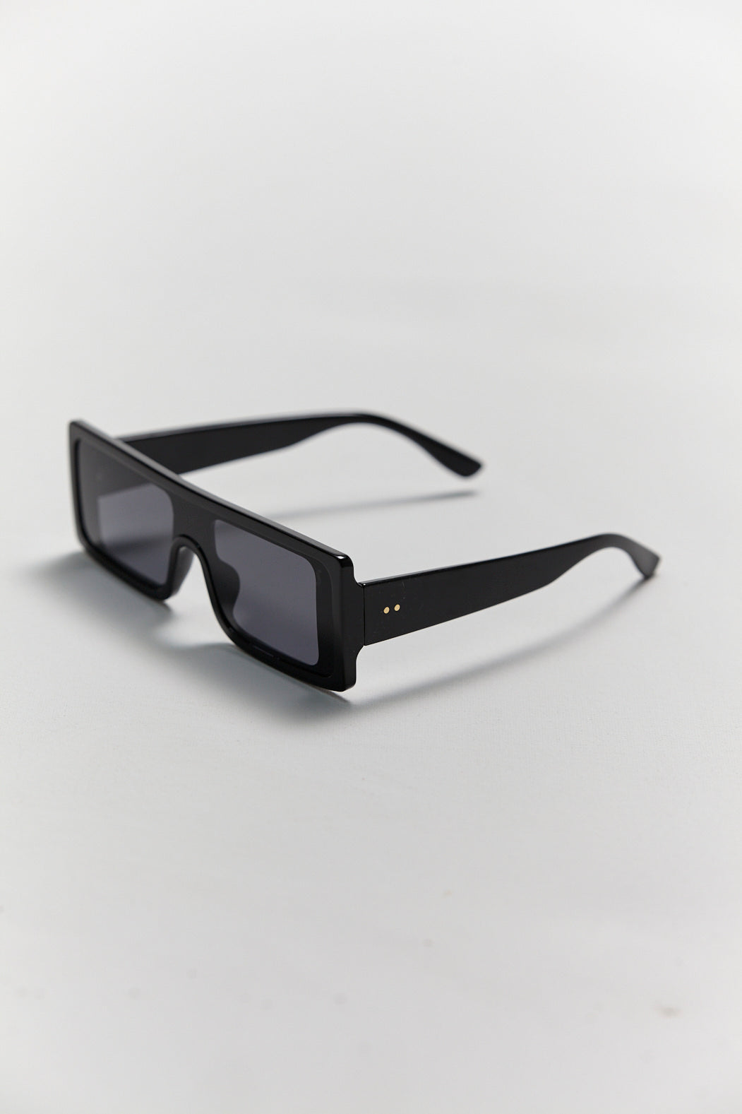 Gafas de sol negras con marco cuadrado