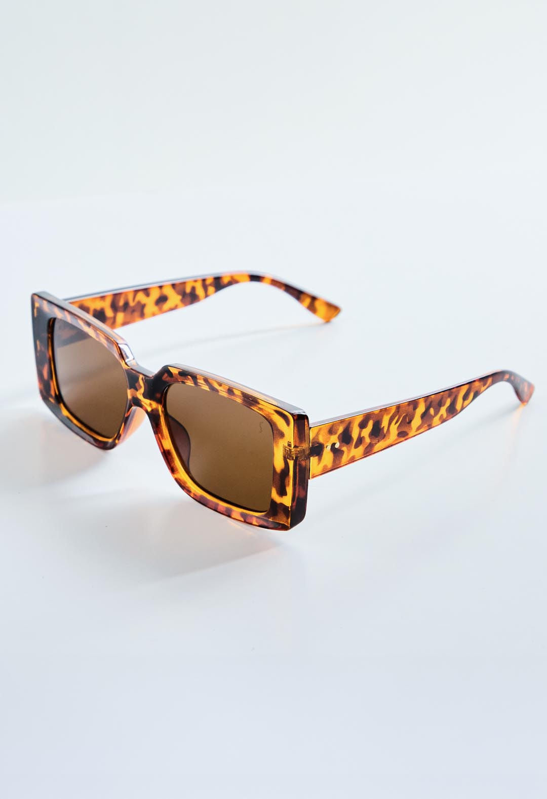 Gafas cafés con lente cuadrado