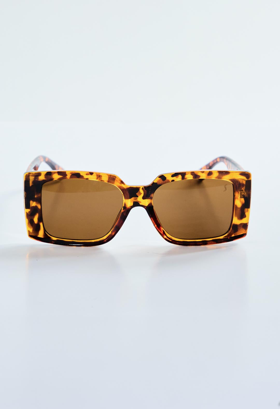 Gafas cafés con lente cuadrado