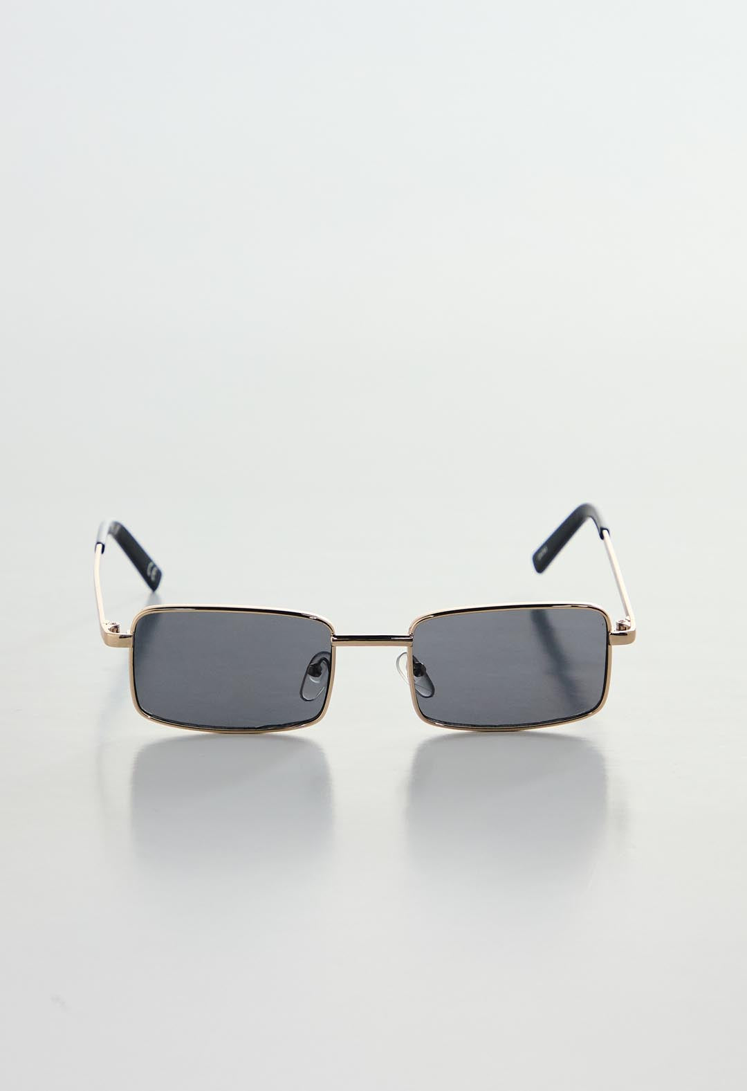 Gafas cuadradas doradas