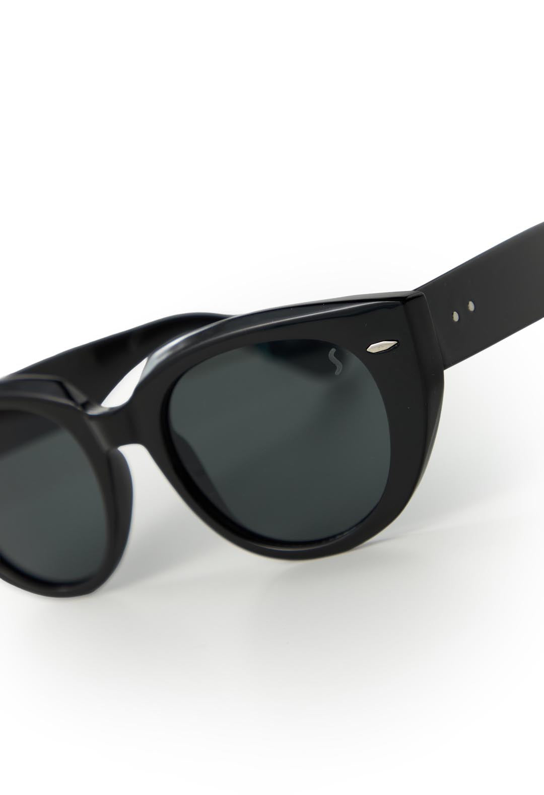 Gafas negras con marco grueso
