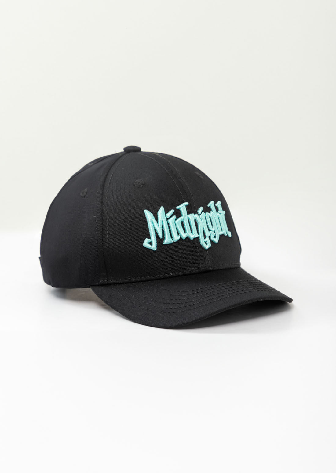 Gorra negra con bordados