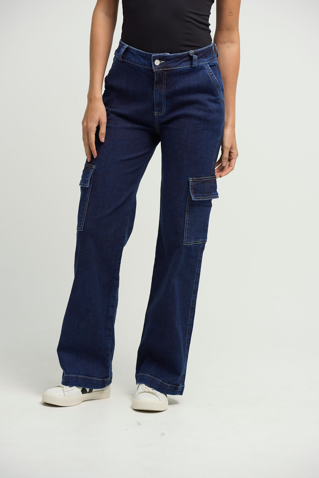 Jean cargo tiro alto y oscuro fondo entero para mujeres