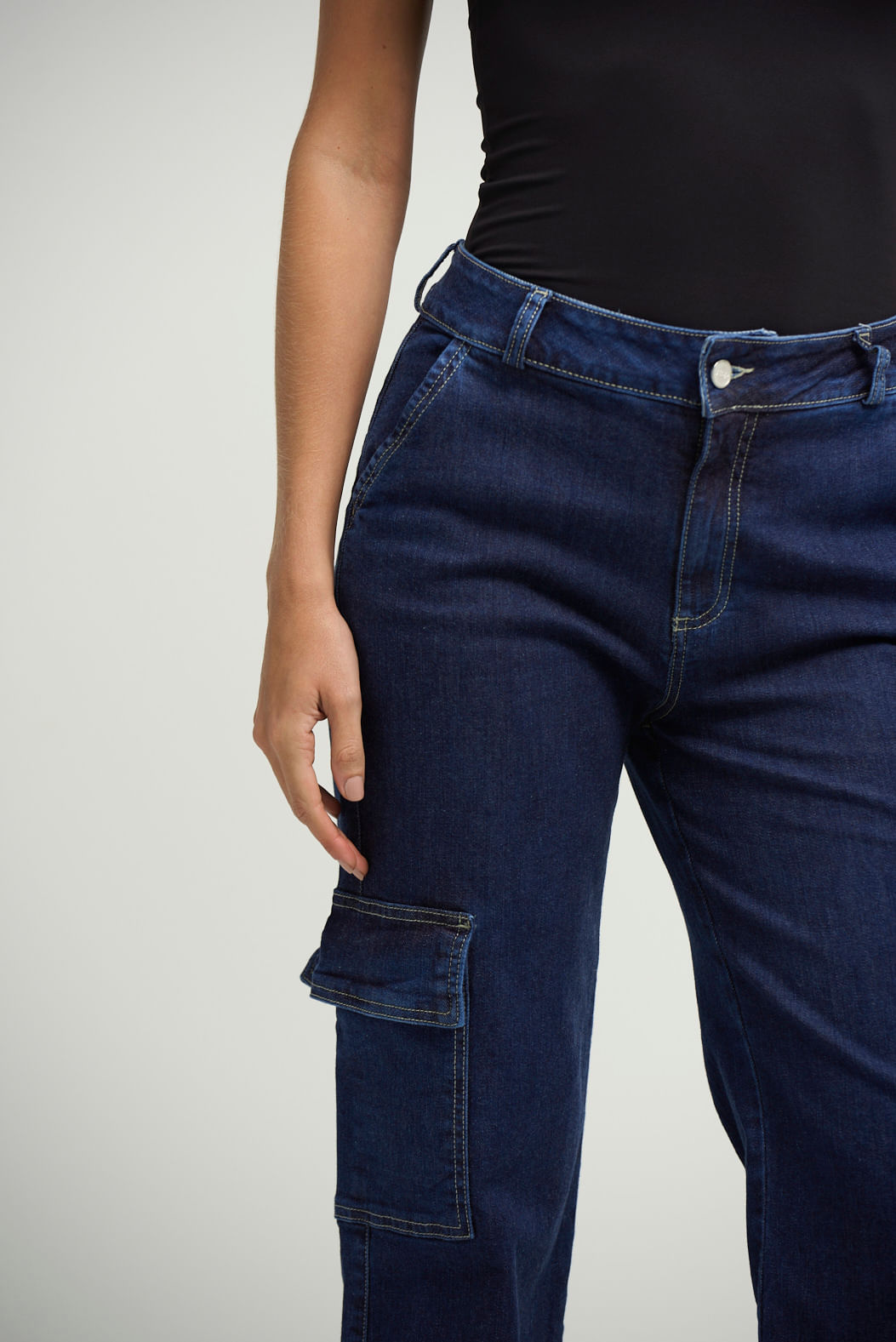 Jean cargo tiro alto y oscuro fondo entero para mujeres