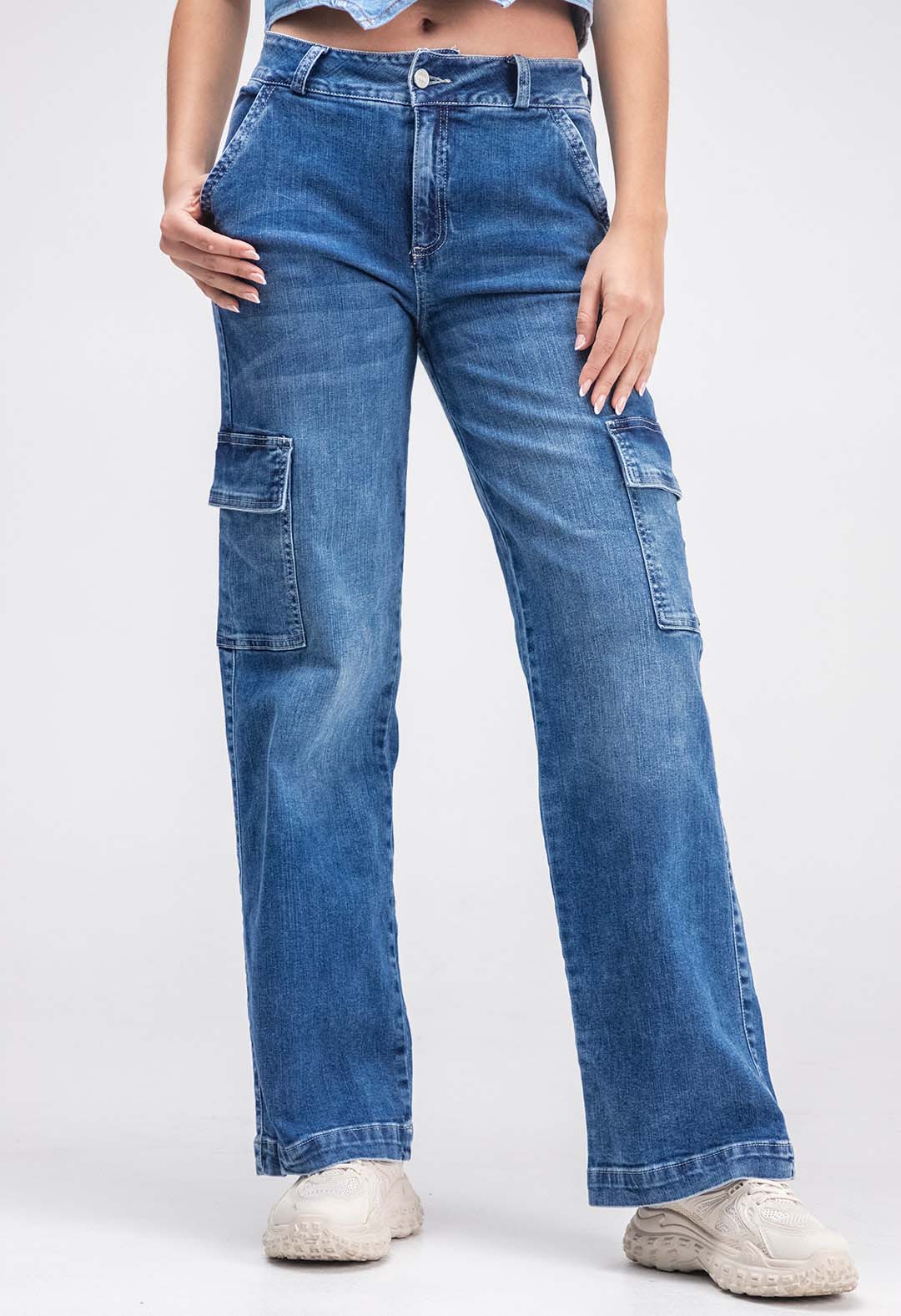 Jean cargo medio con bota recta para mujeres