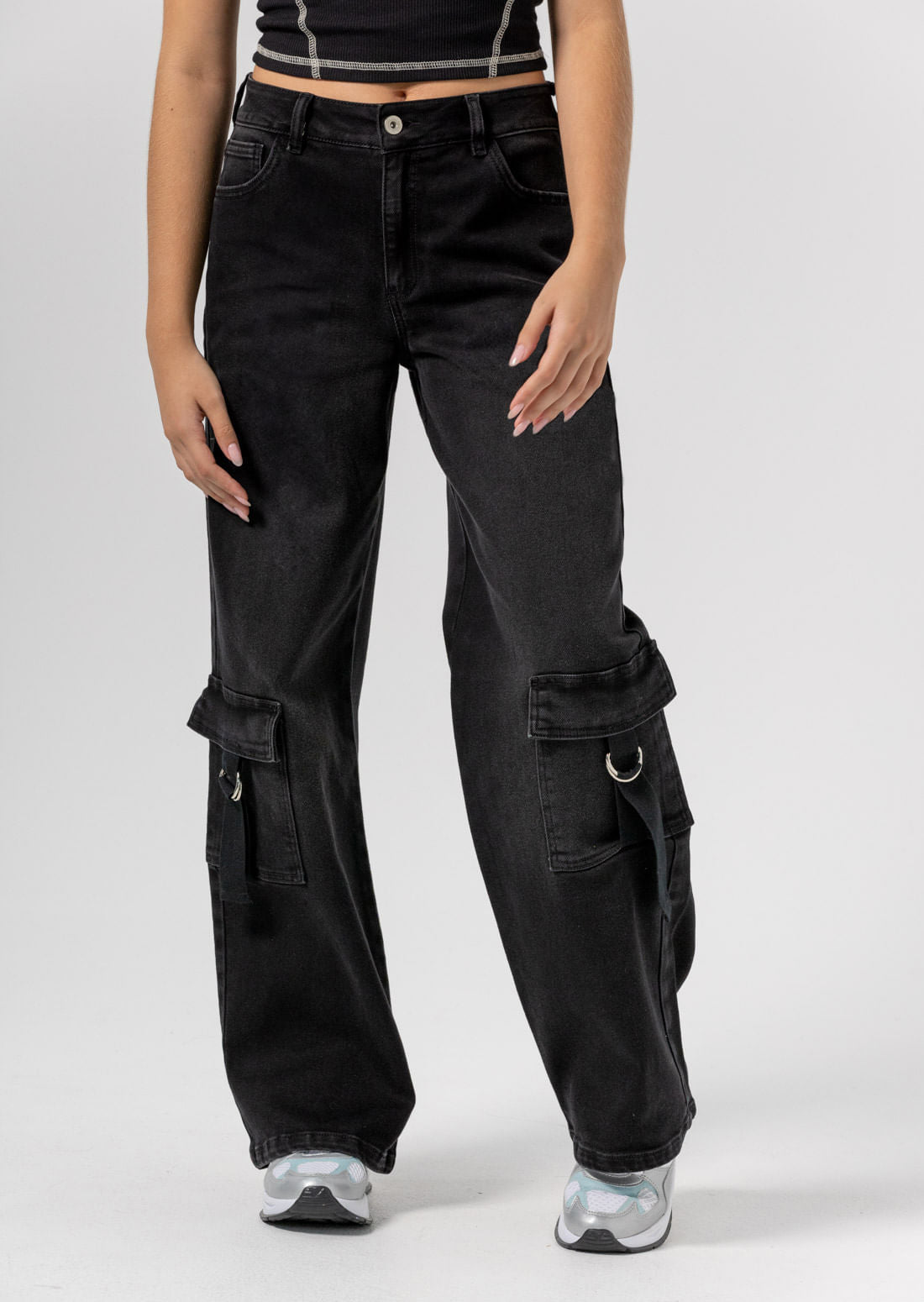 Jean cargo negro con bolsillos para jóvenes