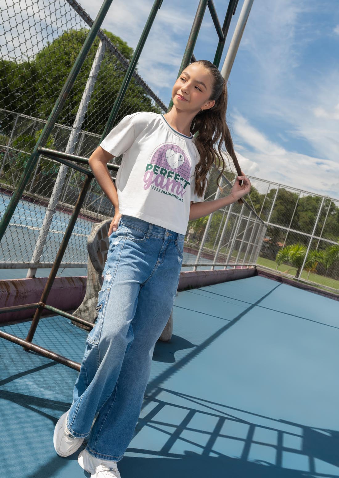 Jean cargo medio oscuro con bolsillos para niñas