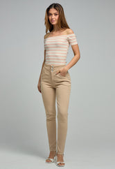 Pantalón escultor para mujeres en color arena con detalle en la pretina, estilo jean de la marca Stop.