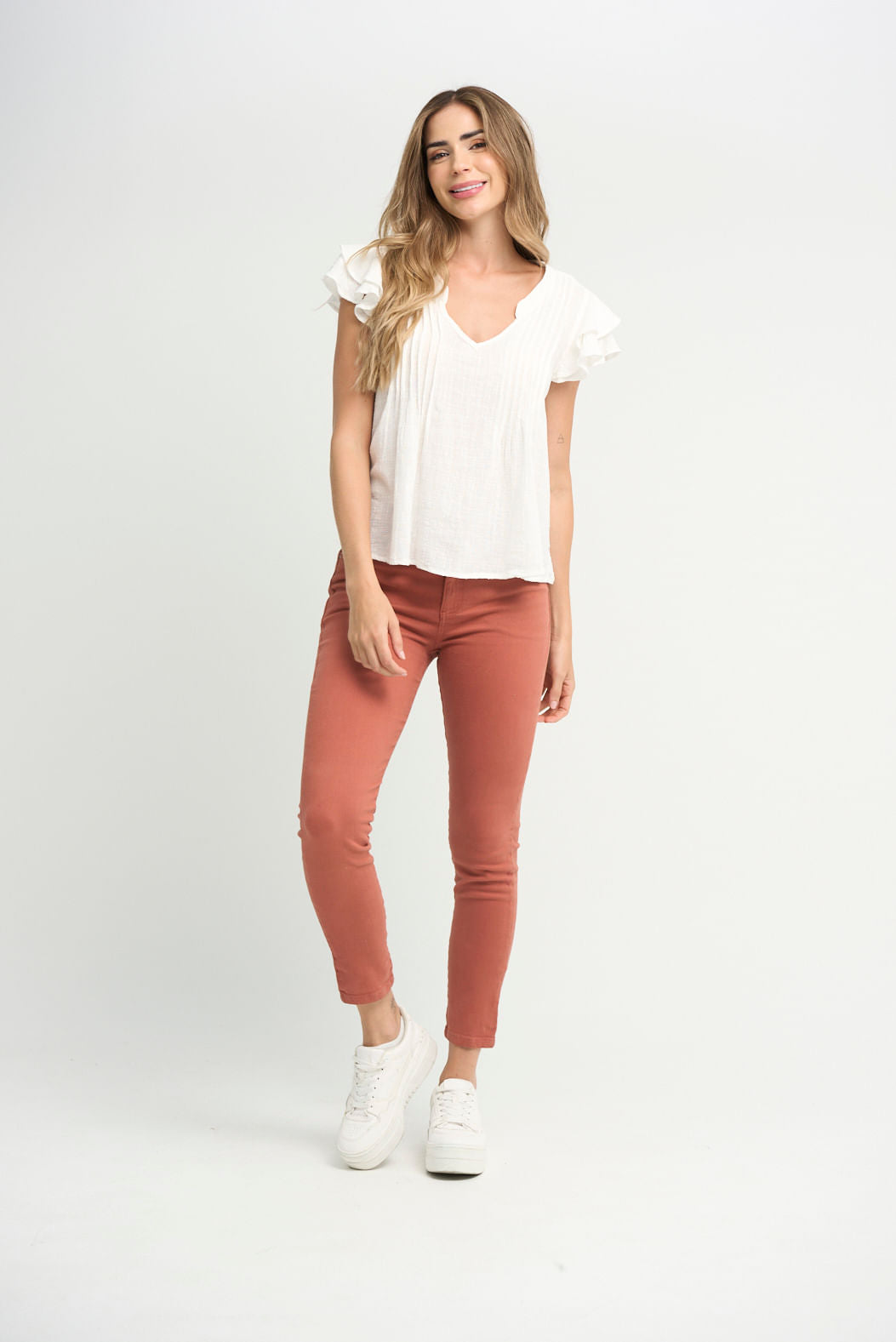 Pantalón levantacola café con bolsillos para mujeres
