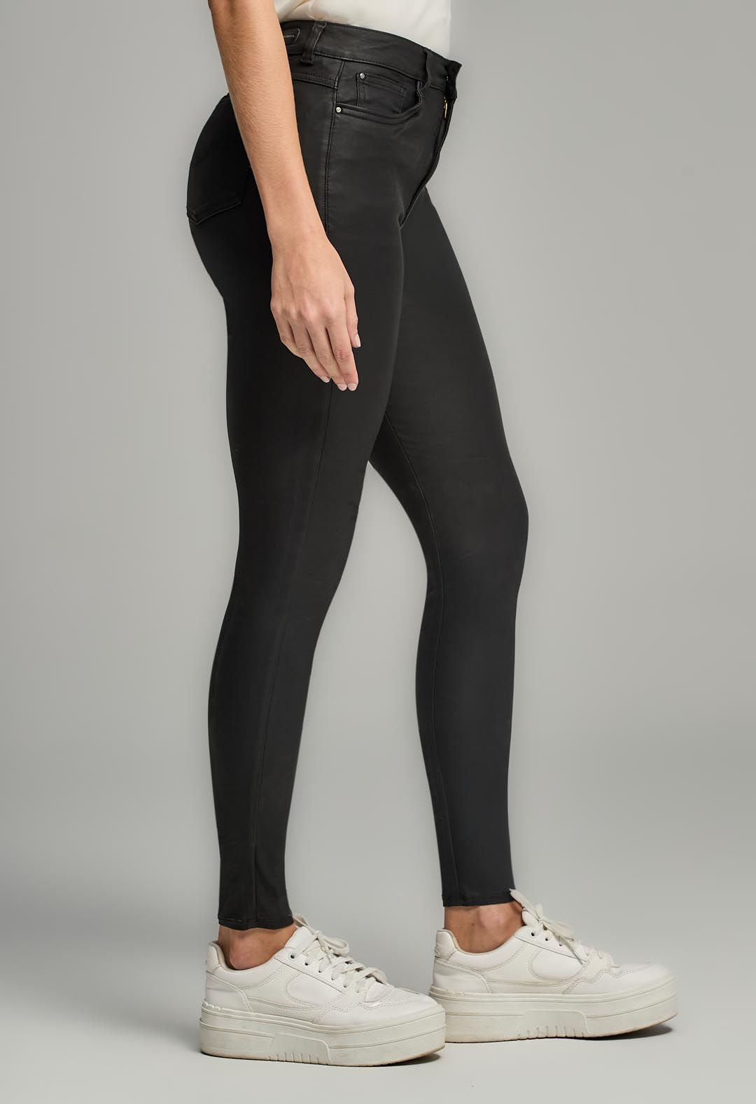 Jean levantacola negro con tela efecto cuero para mujeres