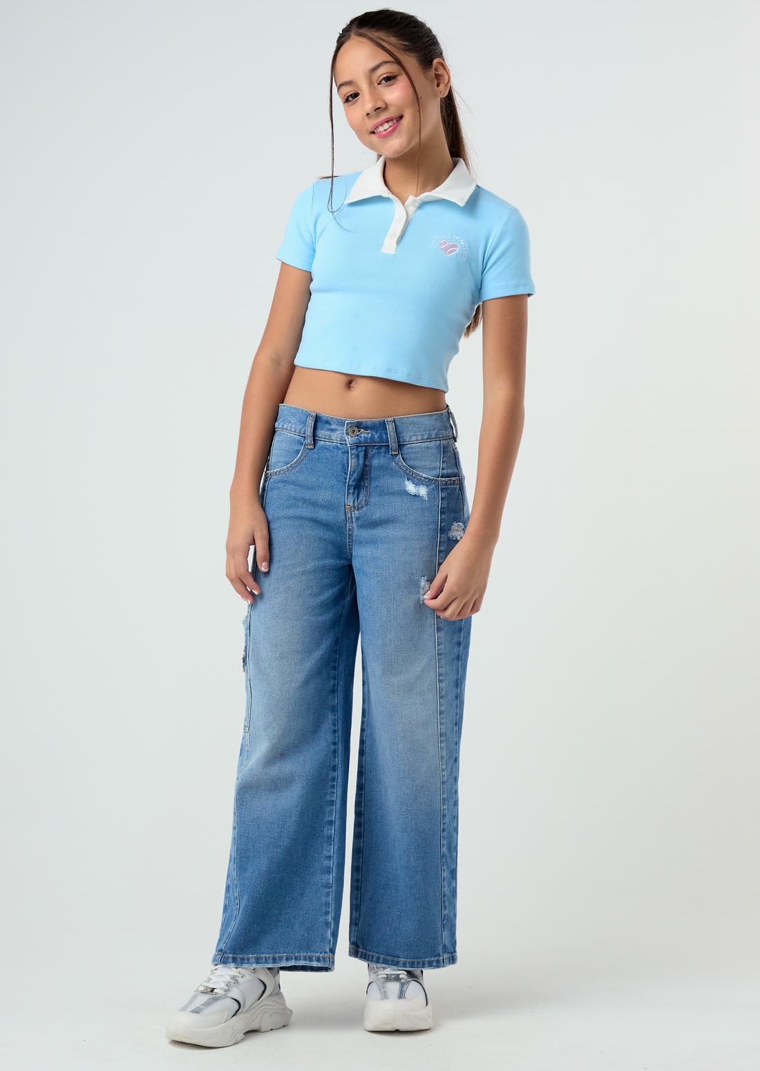 Jean cargo medio oscuro con bolsillos para niñas