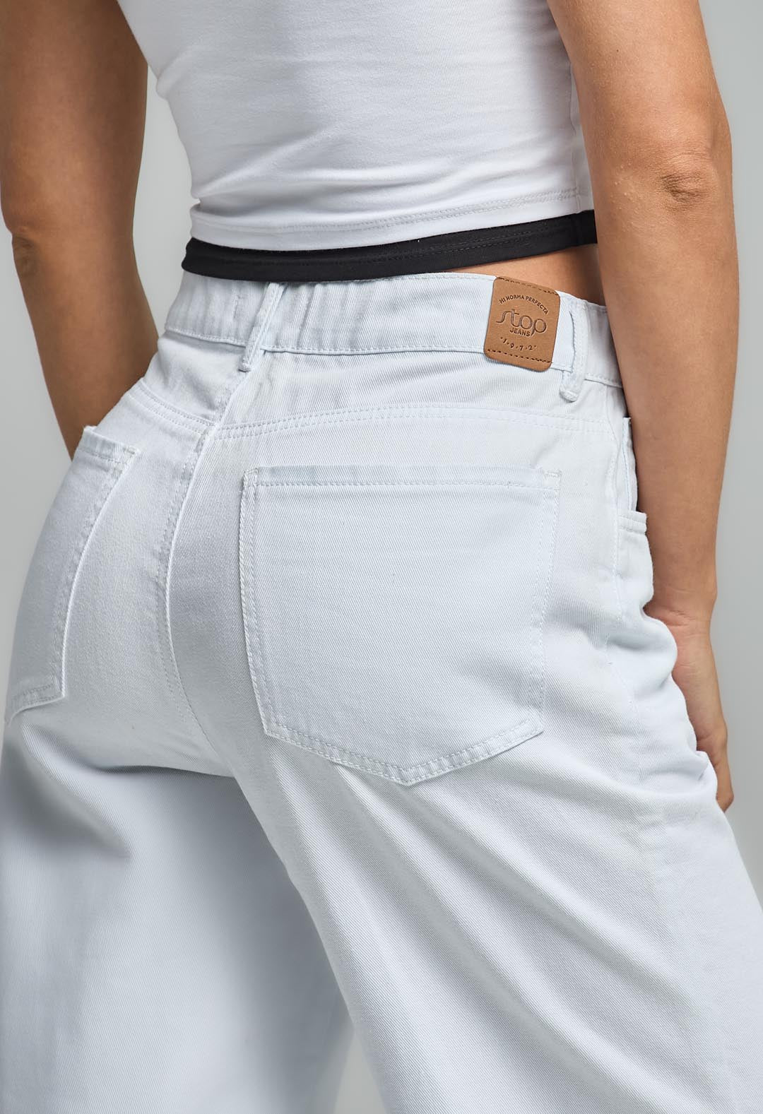 Pantalón retrojean blanco de bota amplia para mujeres de la marca Stop, con estilo vintage y ajuste suelto.