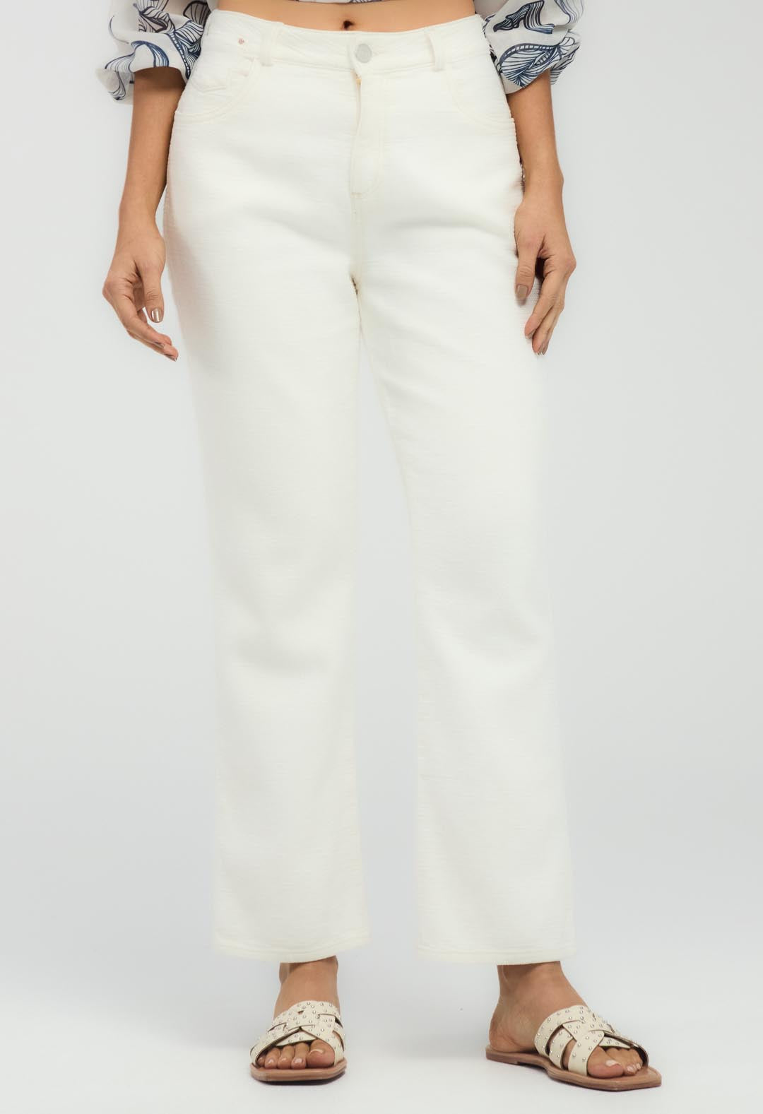 Pantalón vaquero marfil en tela texturizada para mujeres