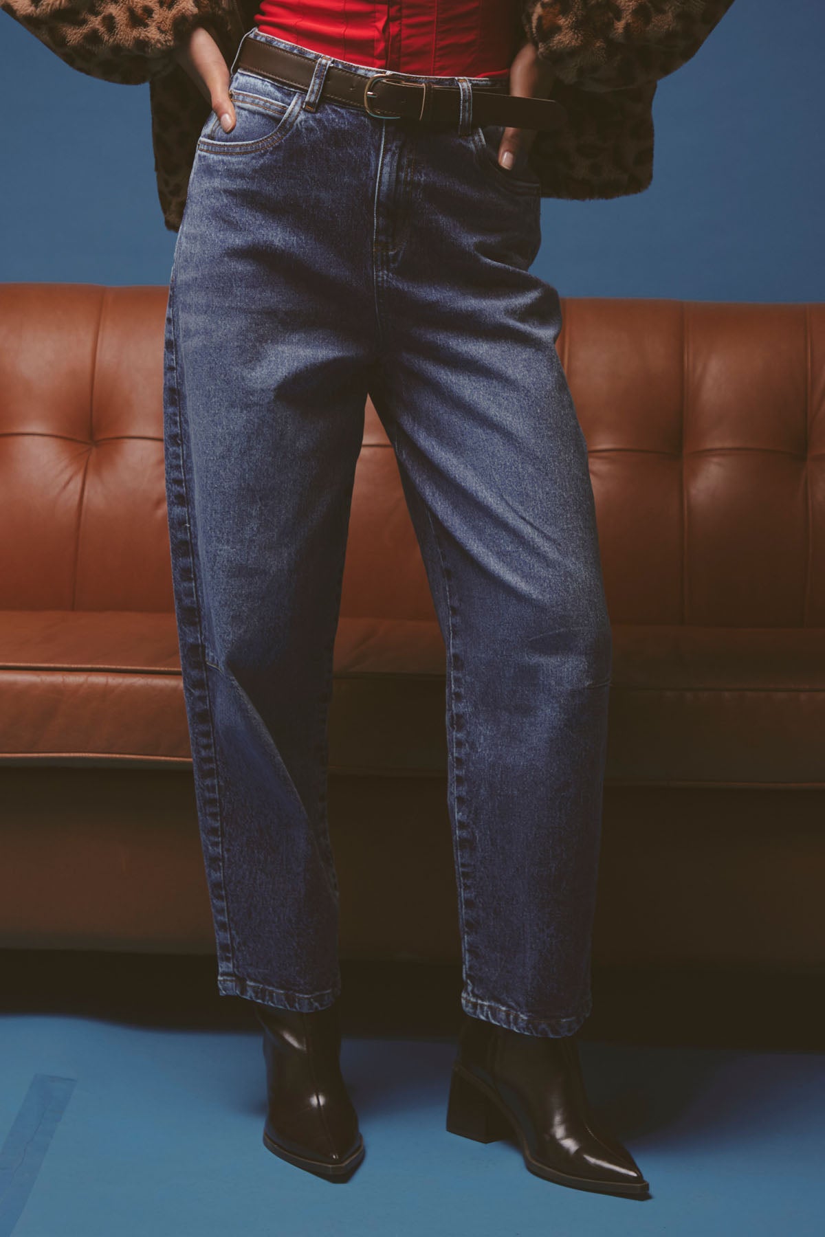 Jean barrel medio oscuro fondo entero para mujer.