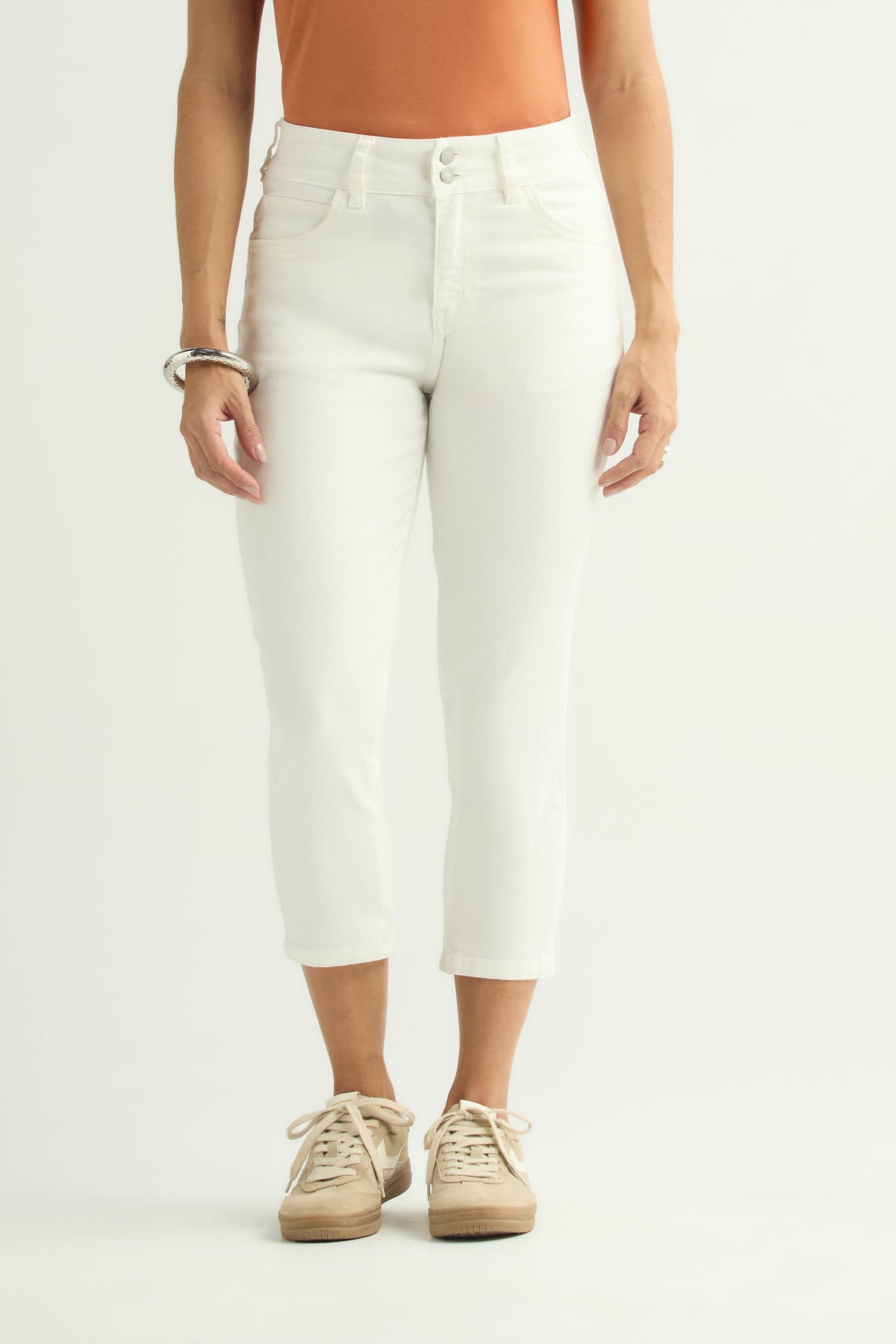 Jean capri blanco con botón decorativo para mujer