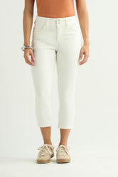 Jean capri blanco con botón decorativo para mujer