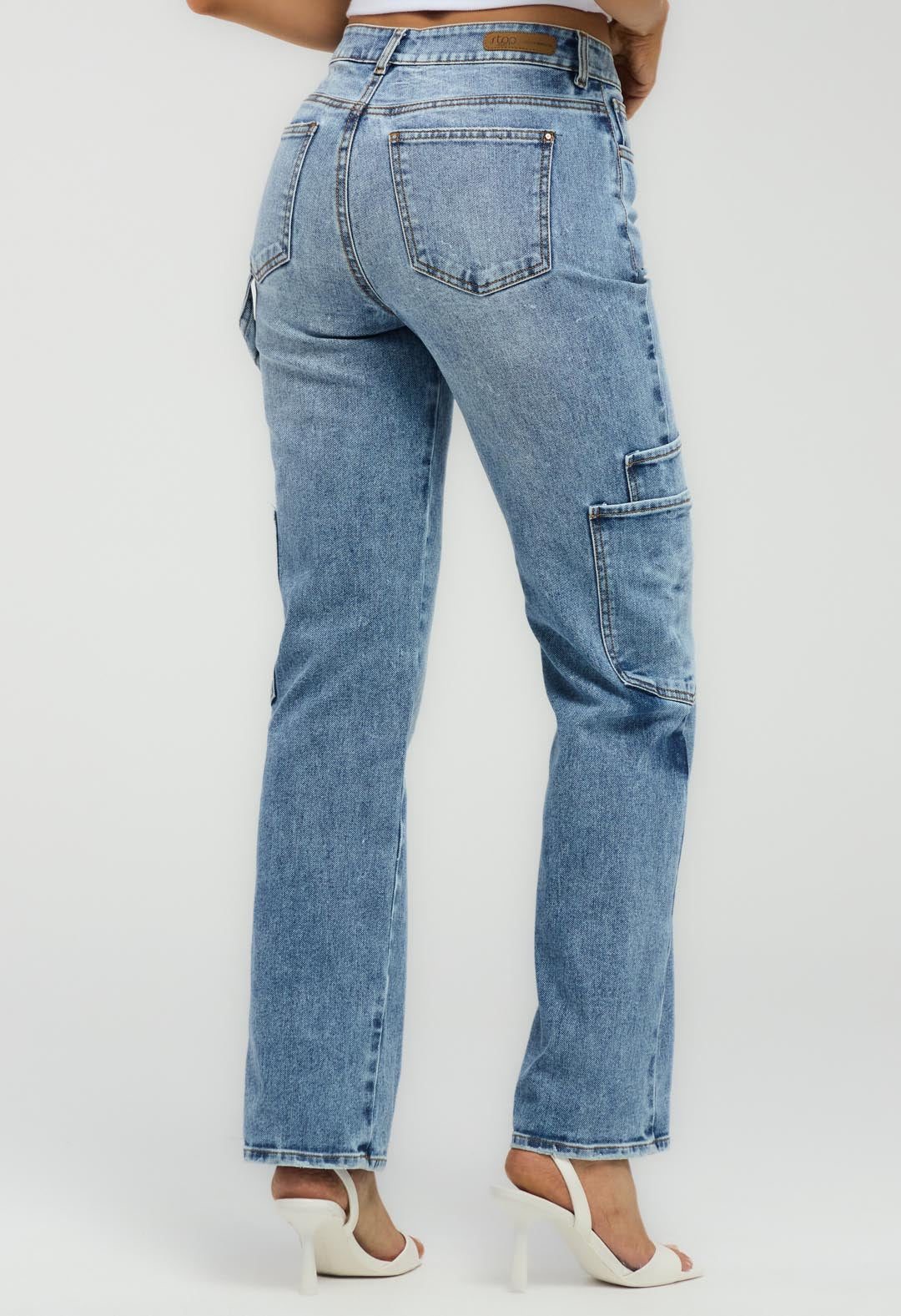 Pantalones vaquero cargo para mujer de media longitud con bolsillos en el frente y detalles en los bolsillos, marca Stop