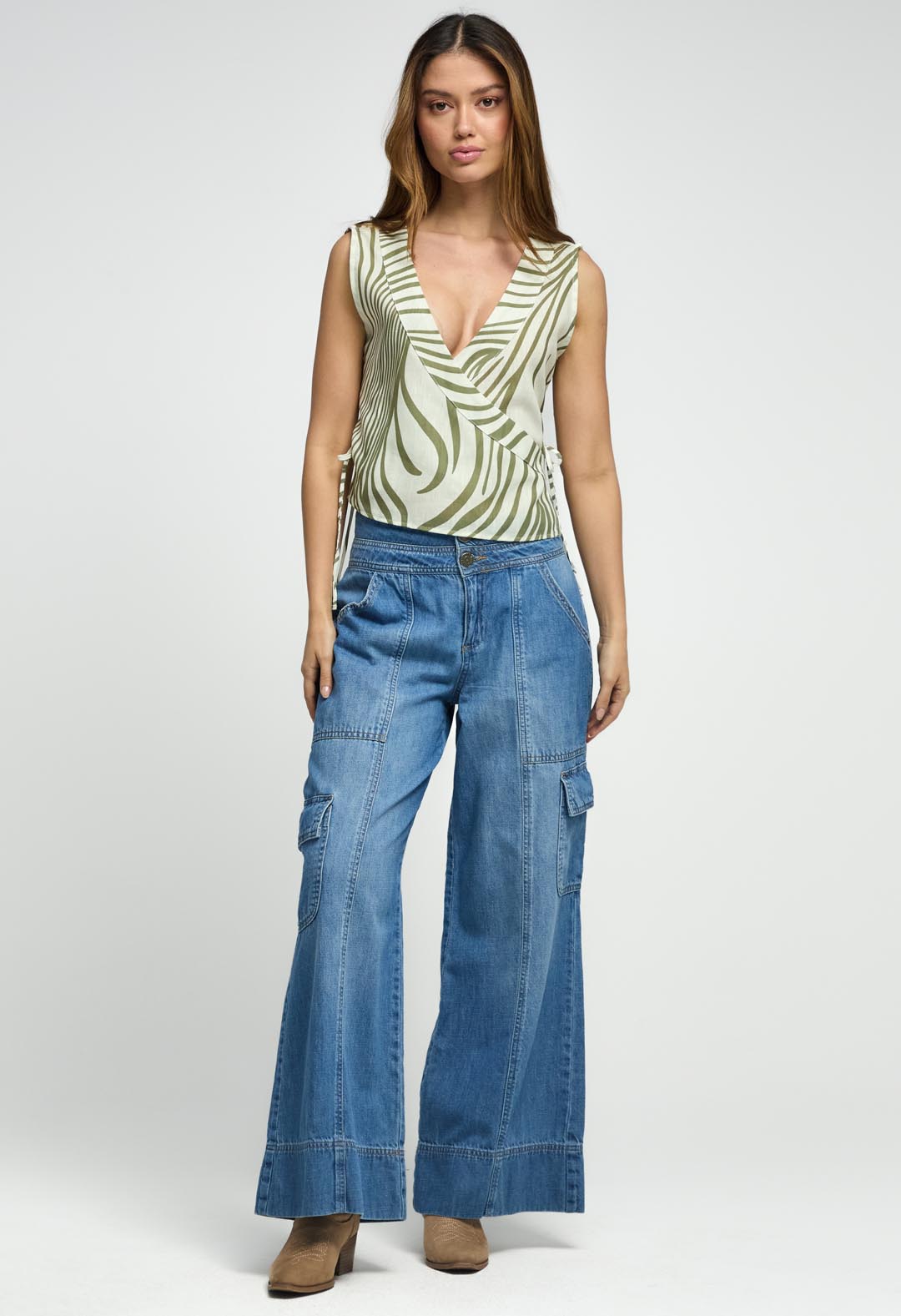 Jean cargo medio con bolsillos para mujeres