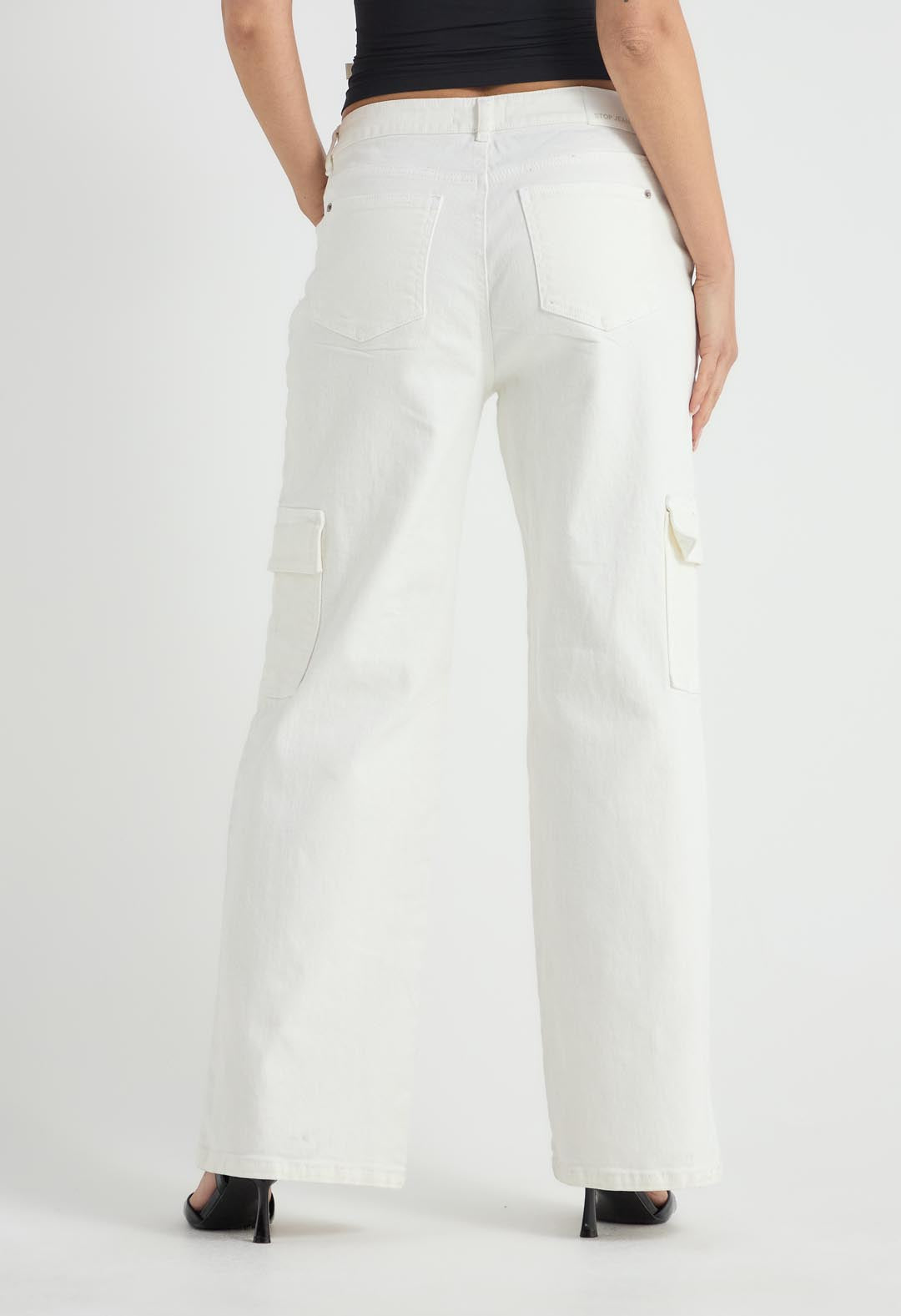 Jean cargo marfil con pretina irregular para mujer