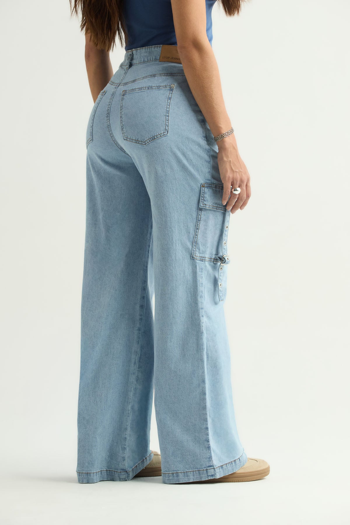 Jean cargo tono claro con bota amplia para mujer