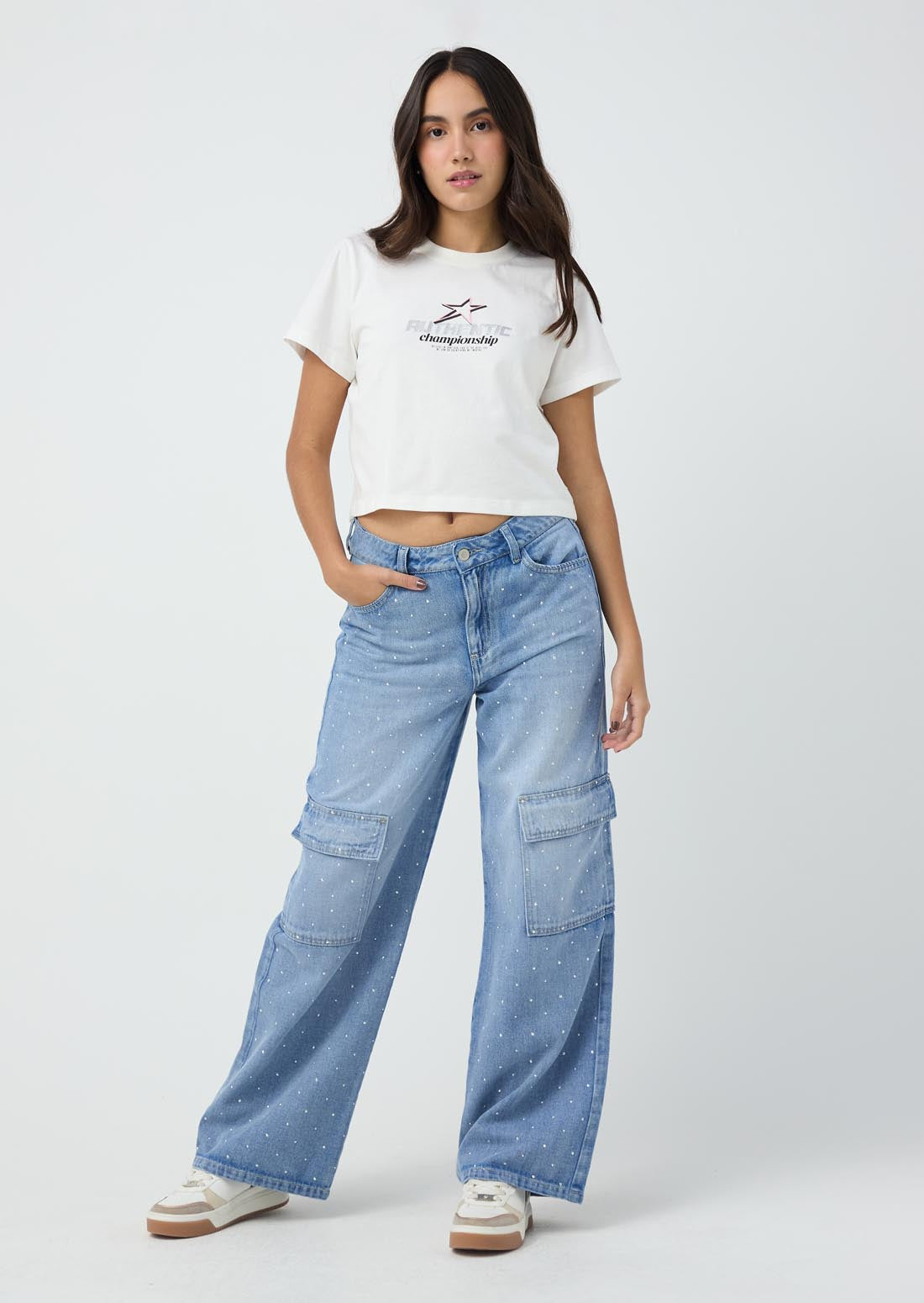 Jean cargo claro con aplique de piedras para jóvenes