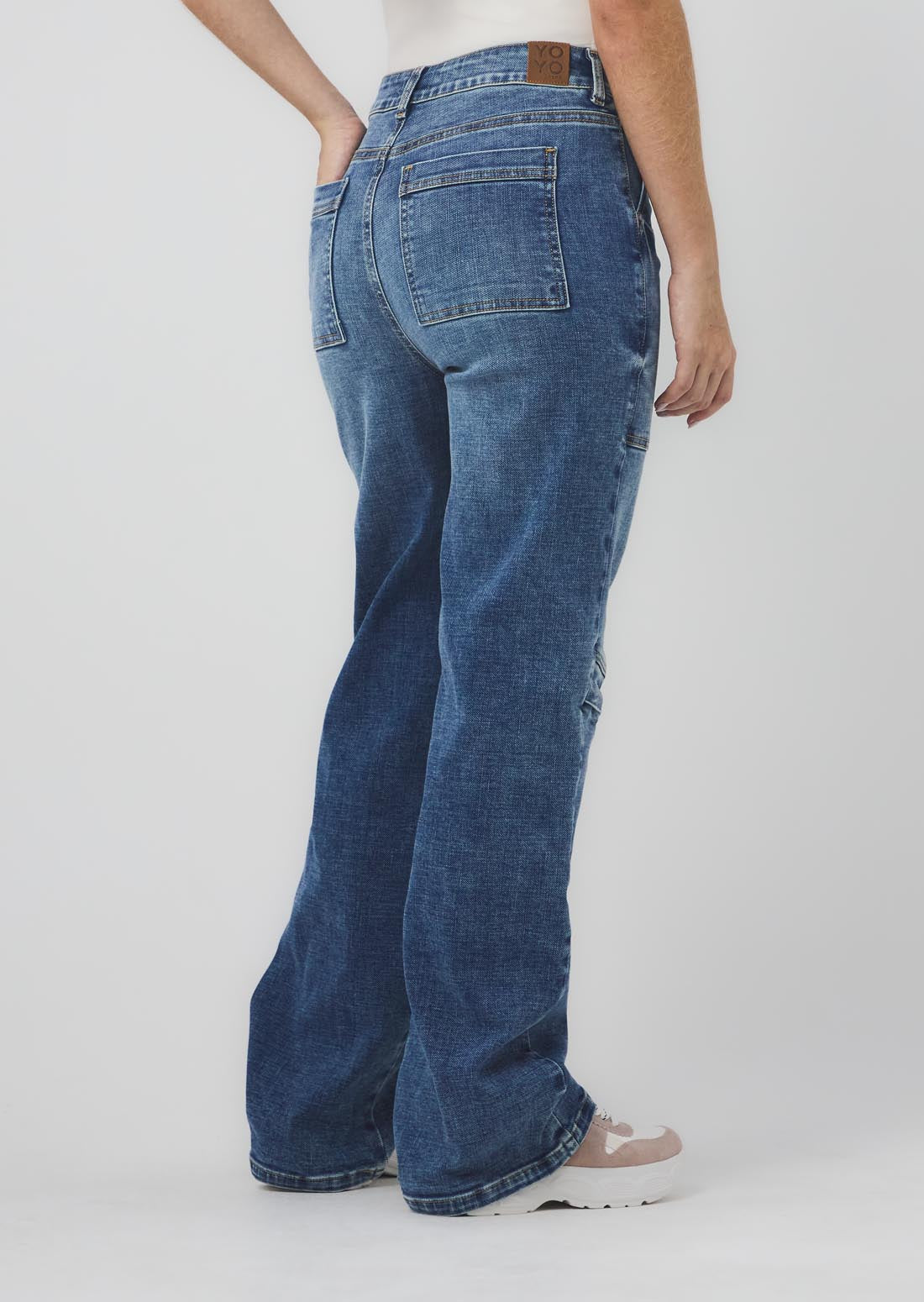 Jean cargo medio oscuro con bolsillos en diagonal para jóvenes