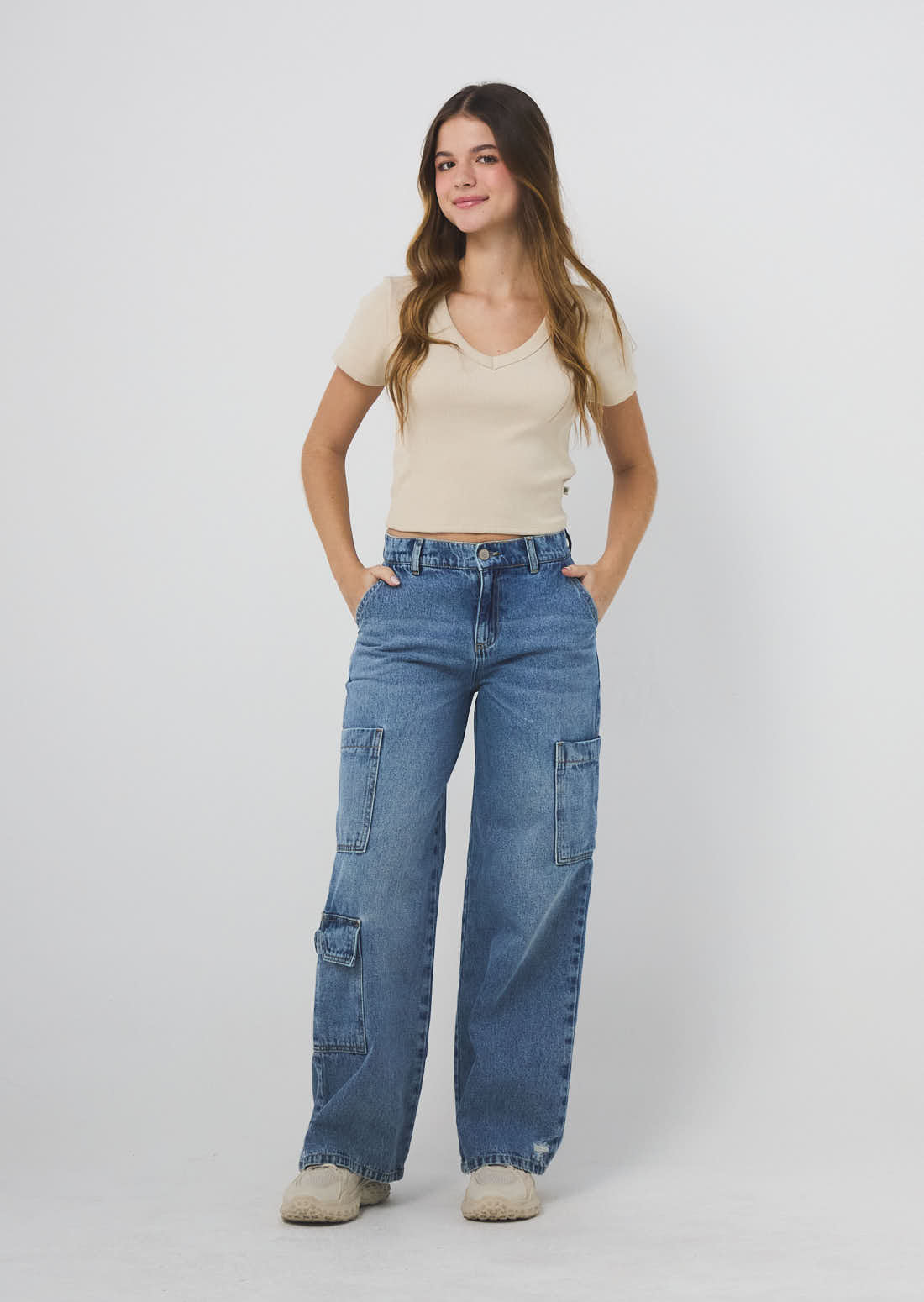 Jean cargo tono medio con bolsillos para jóvenes