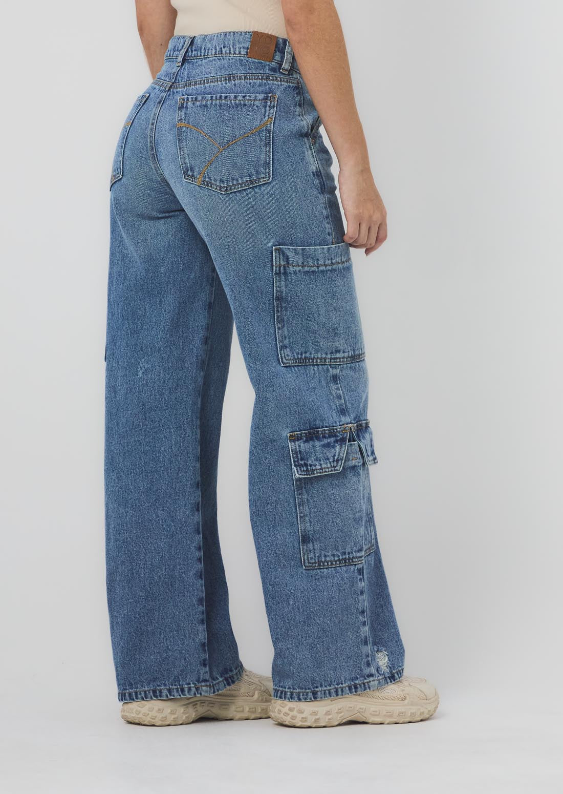 Jean cargo tono medio con bolsillos para jóvenes