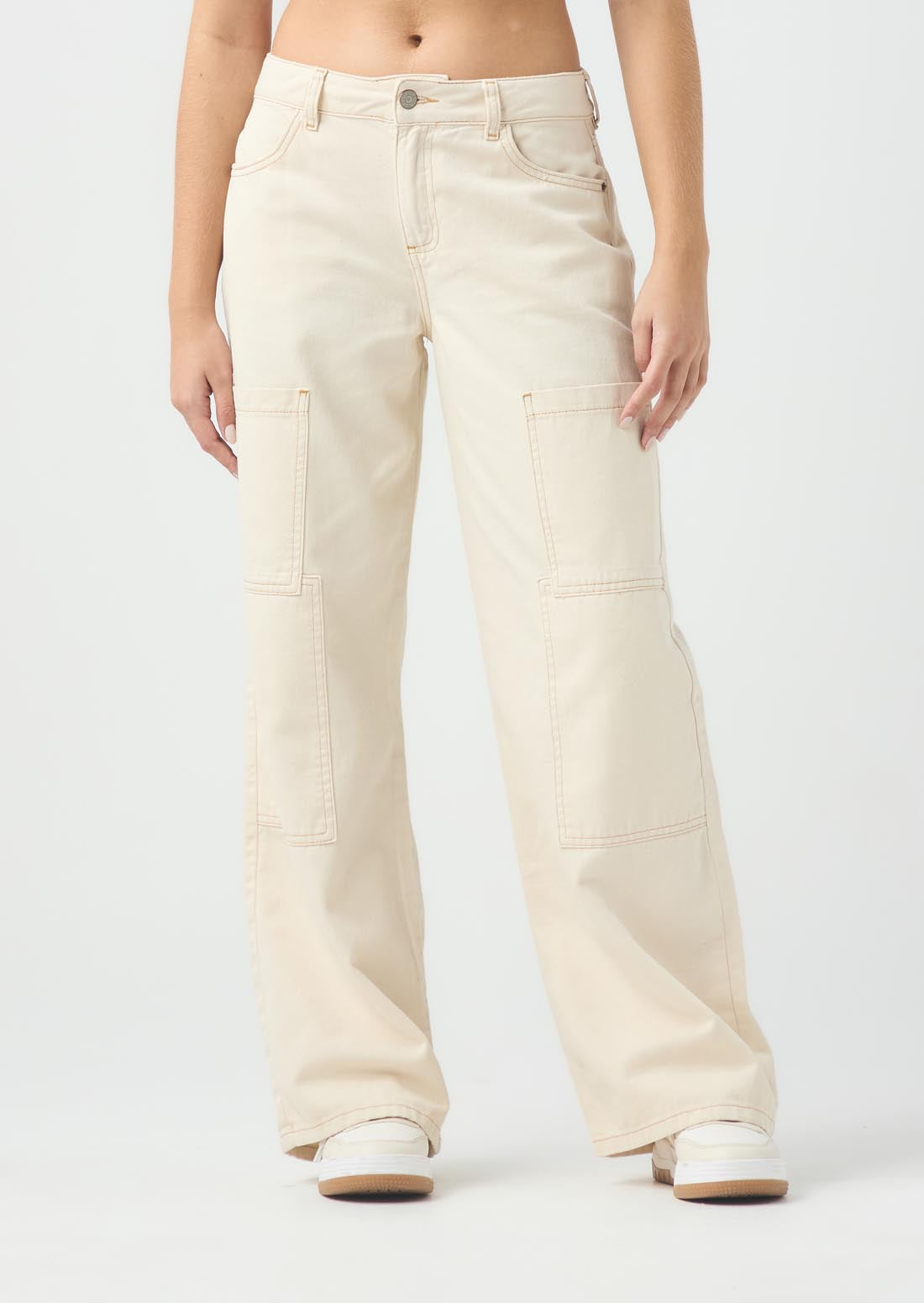Pantalón cargo arena con bolsillos en costados para jóvenes
