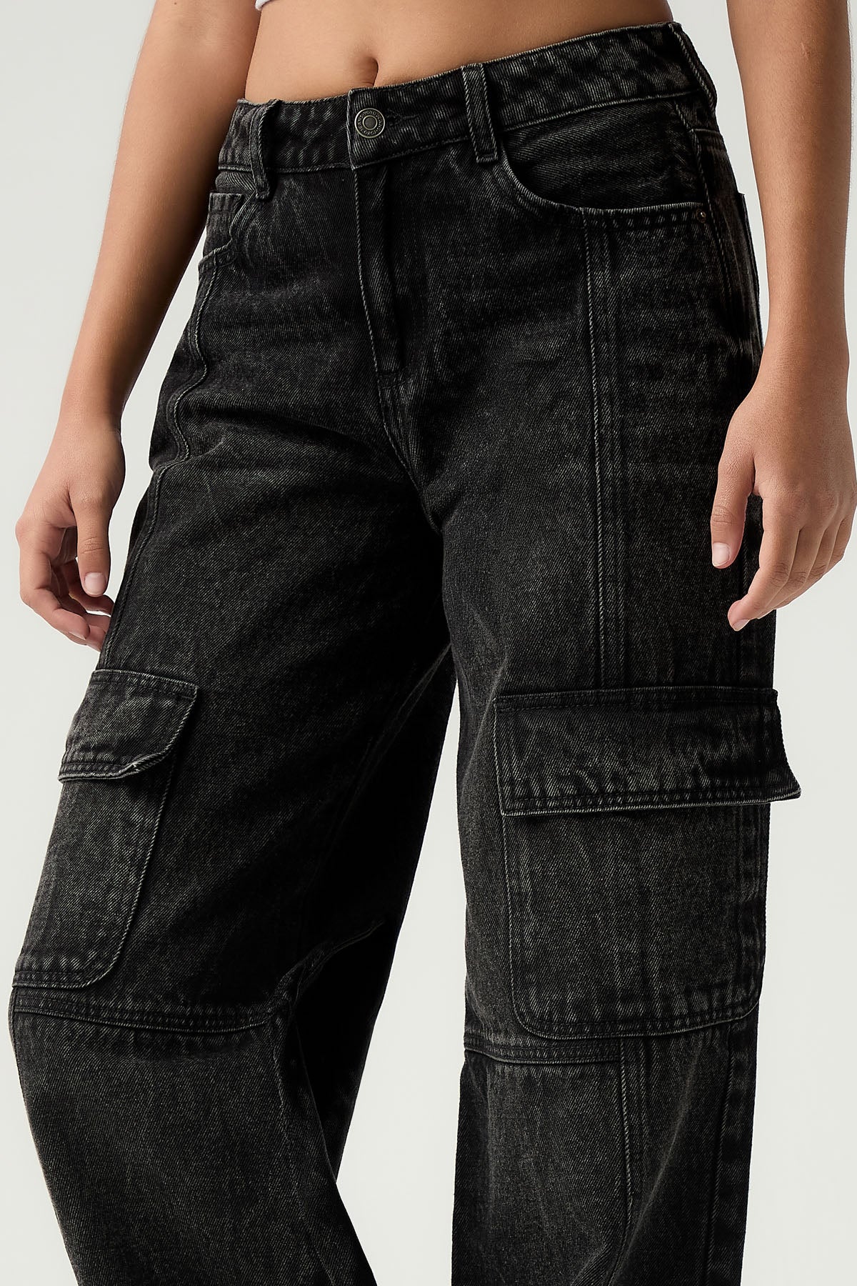 Jean cargo tono negro oscuro de tiro medio para jóvenes