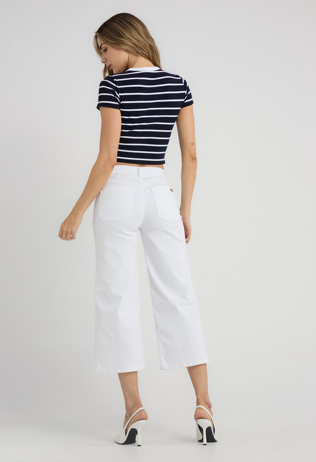Jean culotte blanco con corte en frente para mujeres