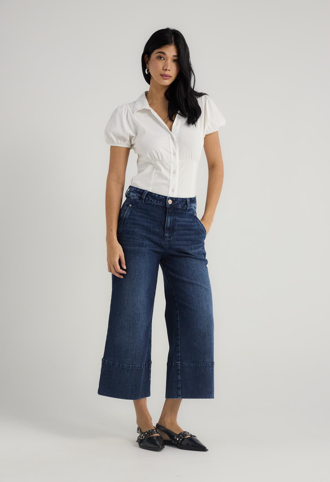 Jean culotte oscuro con ruedo ancho para mujer