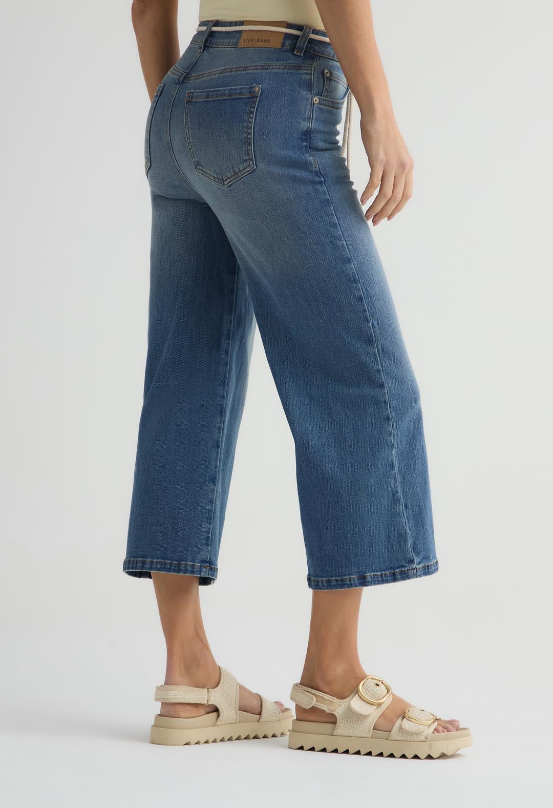 Jean culotte tono claro con cinturón para mujer