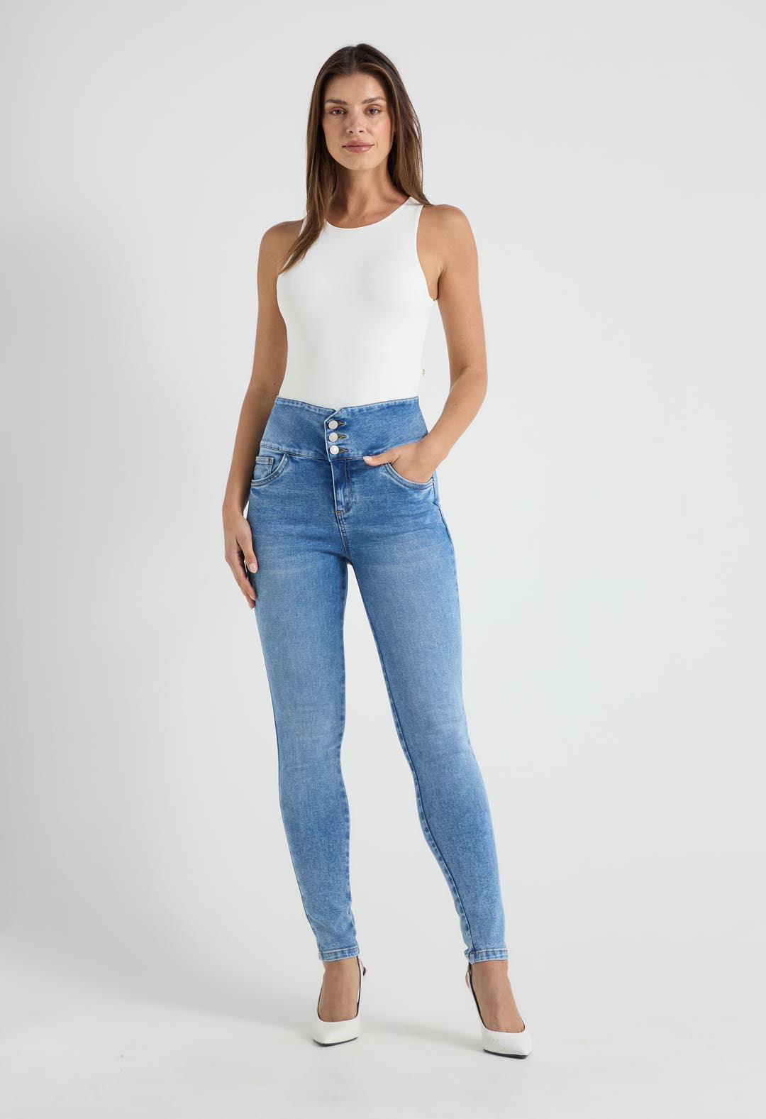 Jean escultor claro y bota tubo para mujer