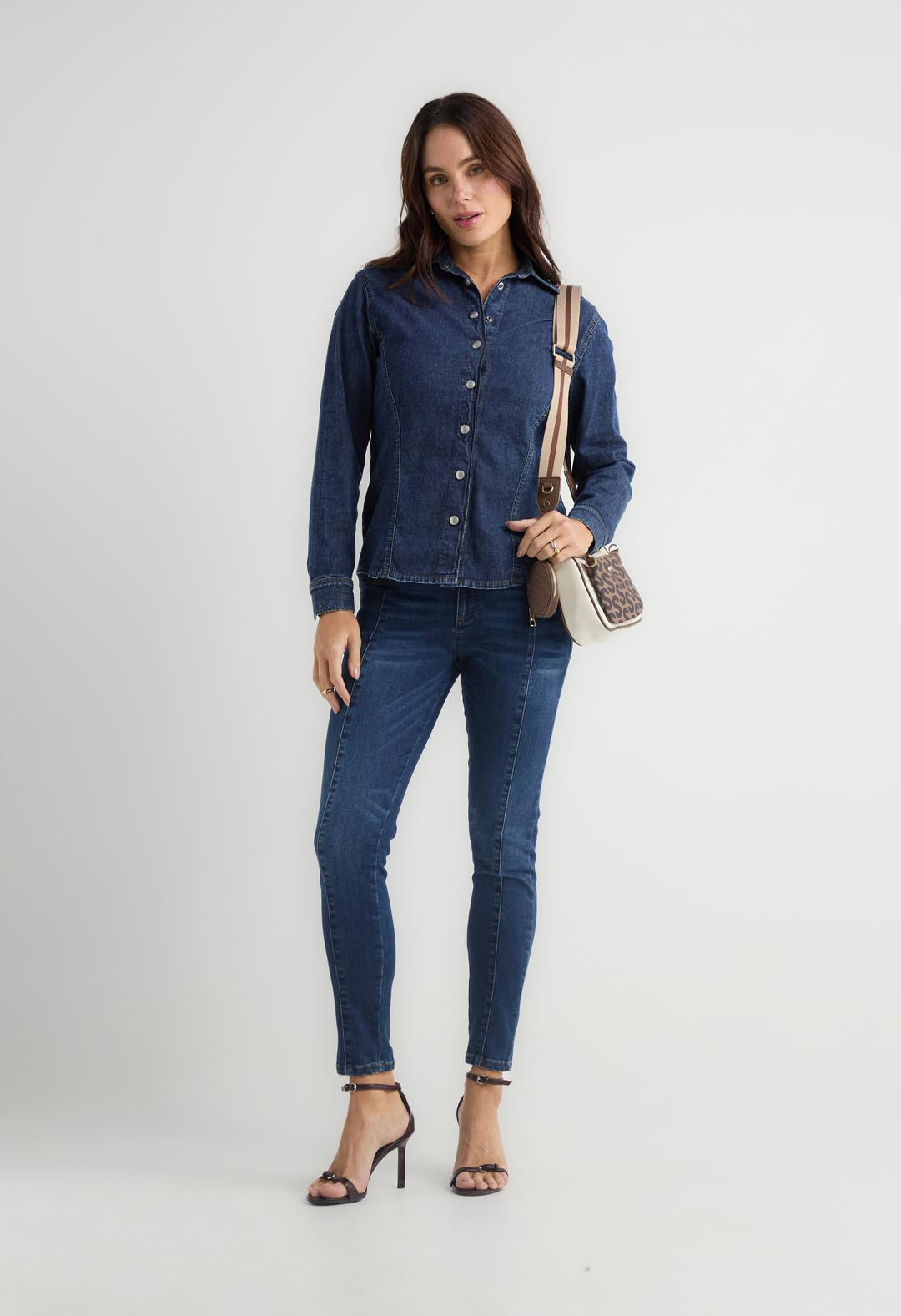 Jean escultor tono oscuro y bota tubo para mujer