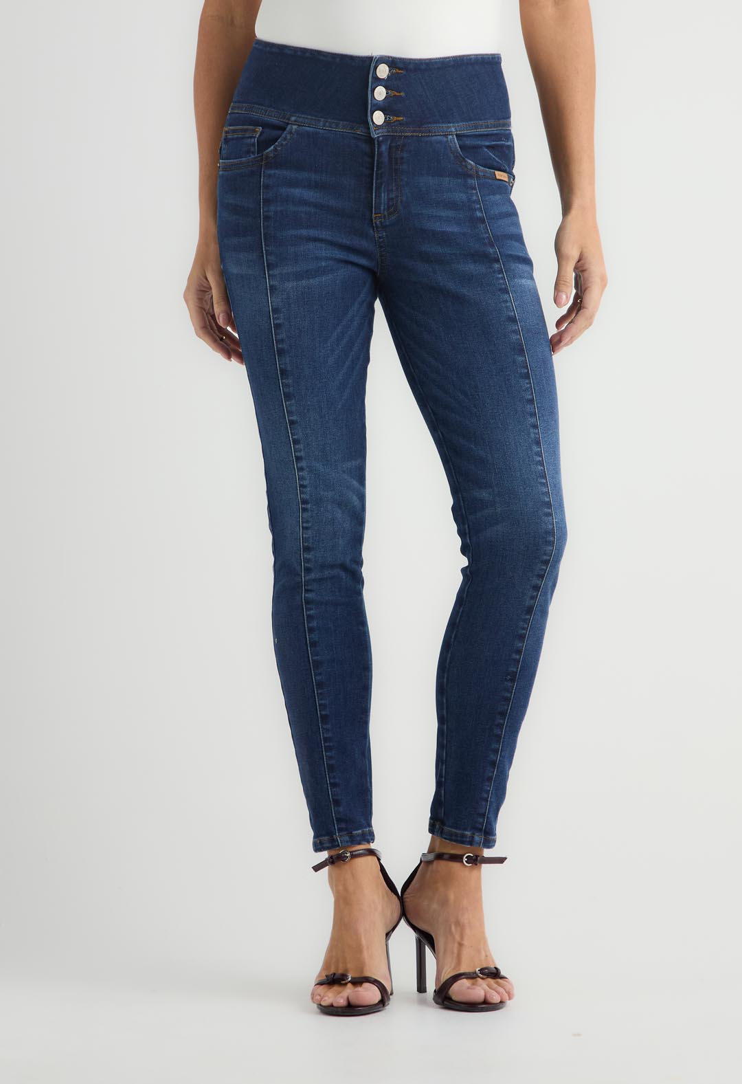 Jean escultor tono oscuro y bota tubo para mujer