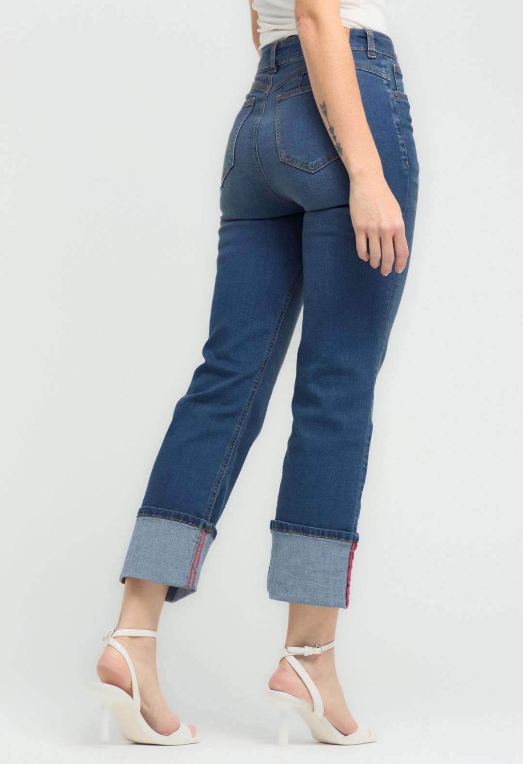 Jean levantacola medio oscuro con bota doblada para mujeres